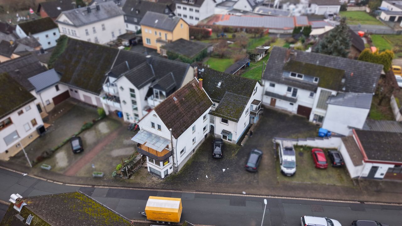 Großes Grundstück mit zwei renovierten Einfamilienhäuser und einer Einliegerwohnung vor Weilburg!