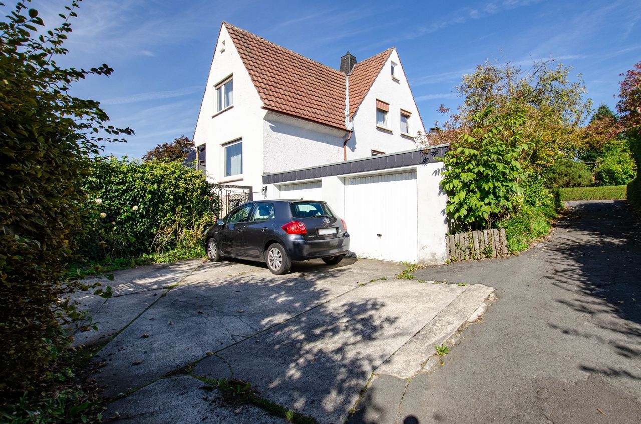 Gepflegte Doppelhaushälfte mit großem Garten, zwei Garagen und Vollkeller