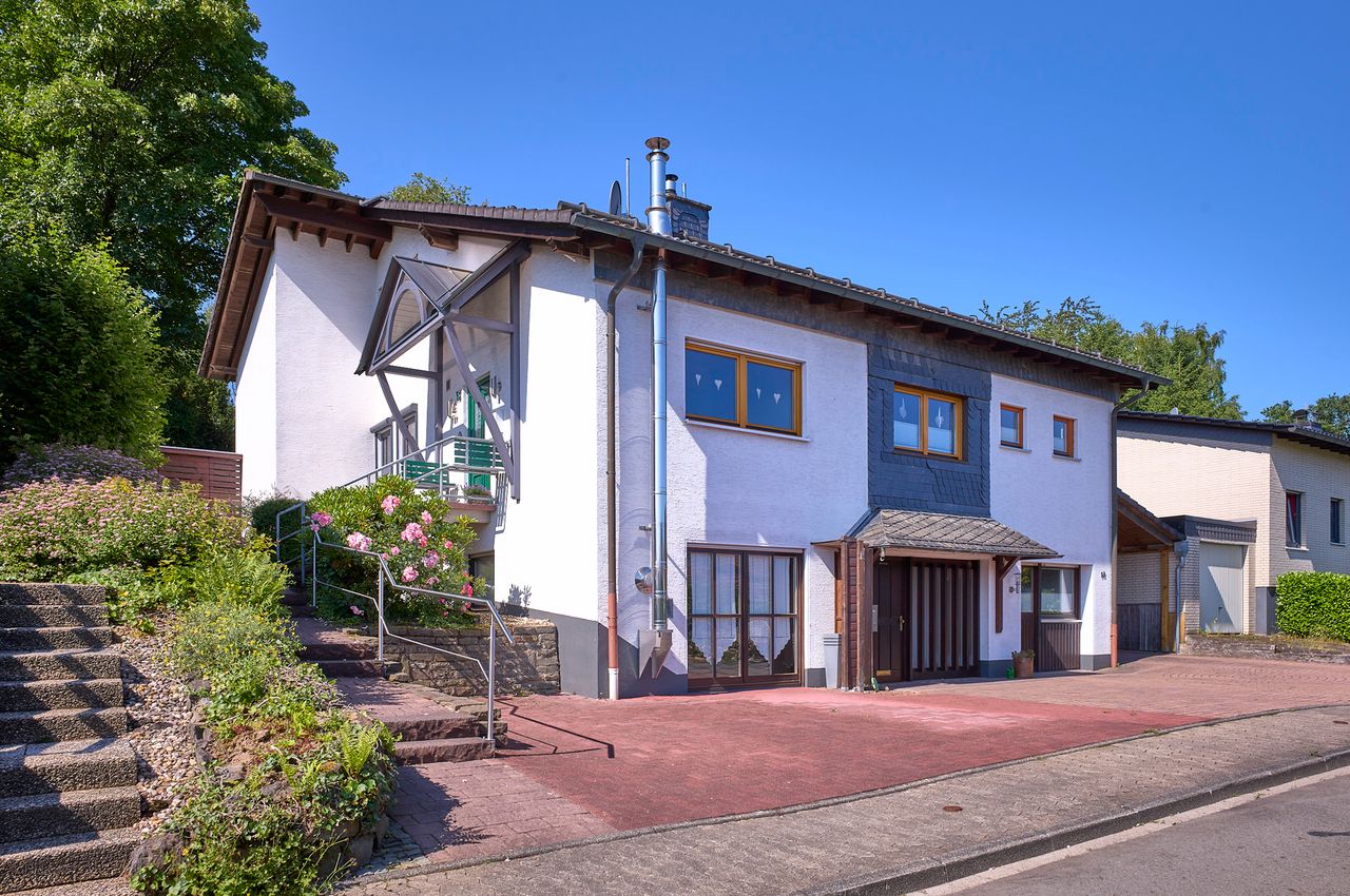 Attraktives Einfamilienhaus mit Einliegerwohnung in ruhiger Höhenlage von Gummersbach-Derschlag!