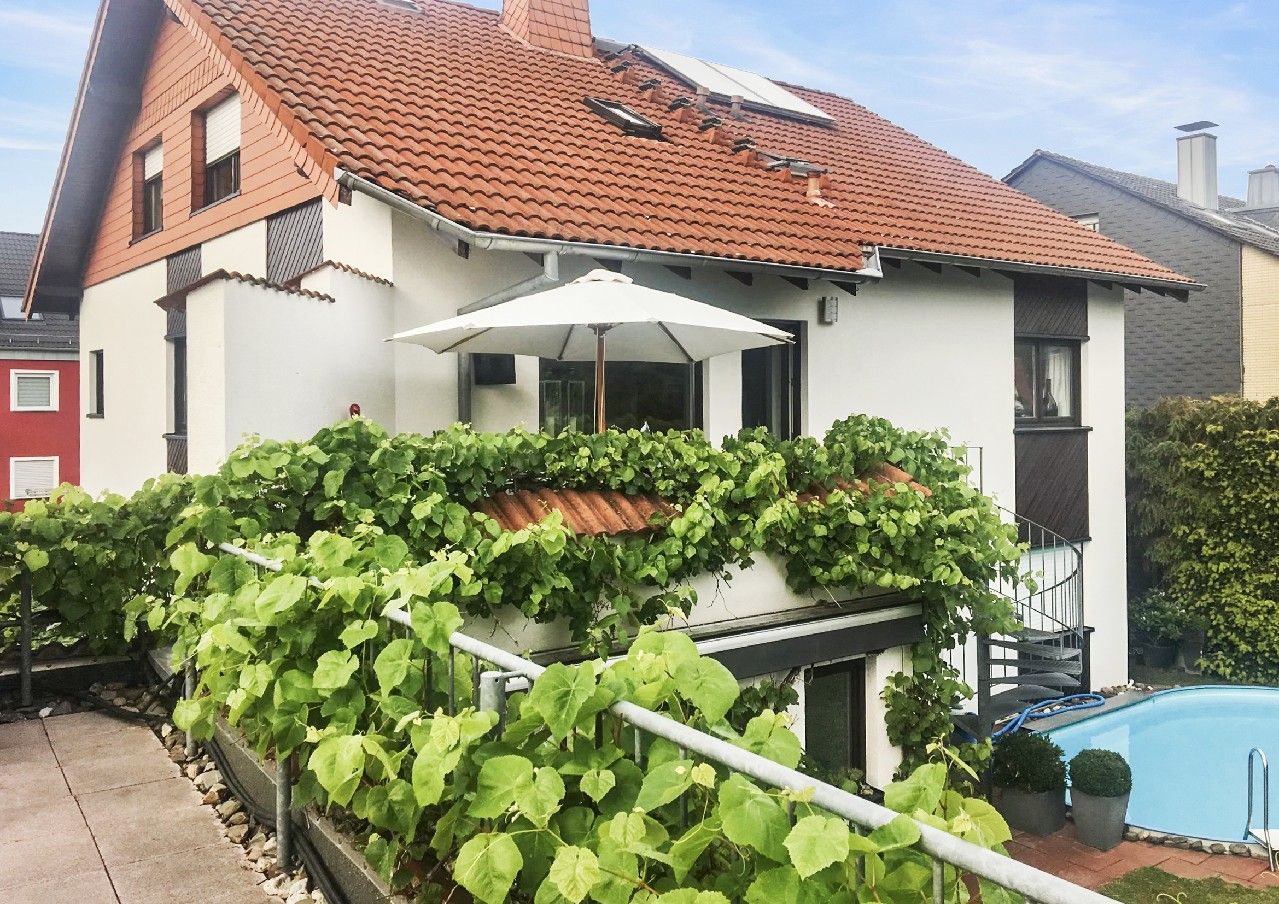 Solide Kapitalanlage in Bonn-Holzlar: Wohn- und Geschäftshaus mit Südwest-Garten und Pool