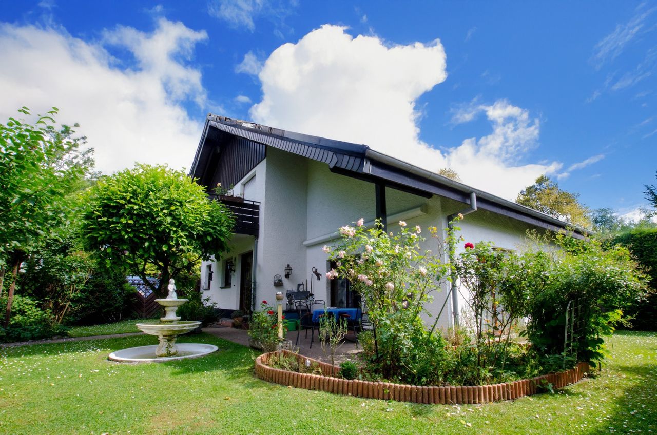 Ein- Zweifamilienhaus mit Kamin, Garage, Carport für Wohnmobil, Keller, Photovolthaik mit Akku