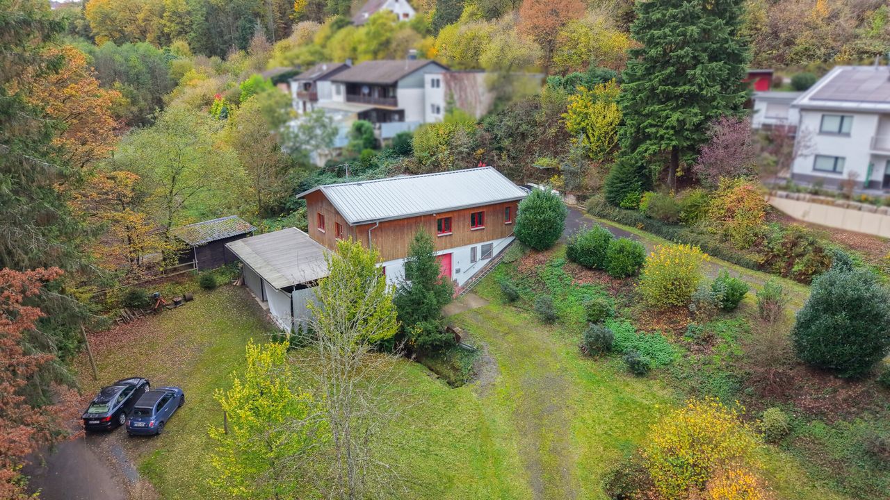 Vielseitig nutzbares Einfamilienhaus mit zusätzlicher Gewerbe- oder Landwirtschaftsfläche!