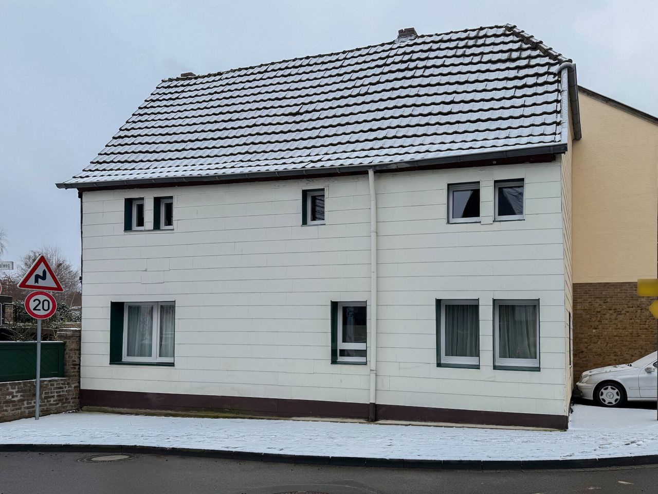 Solides, unterkellertes Einfamilienhaus mit optionalem Stellplatz zur Miete!