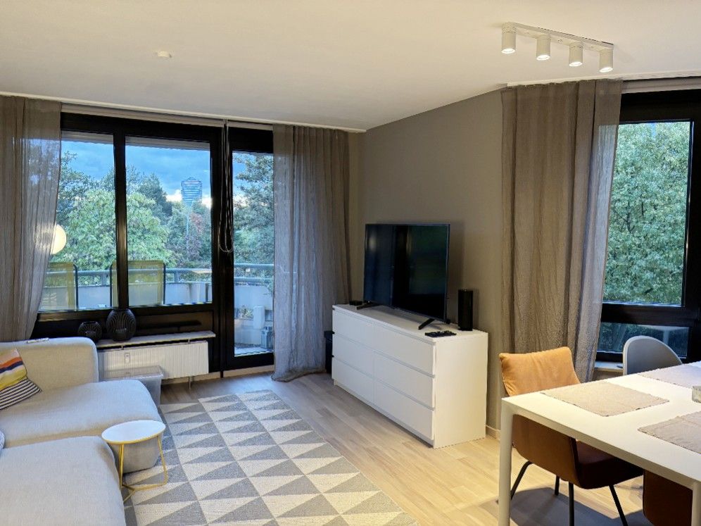 Wohnzimmer mit überdachtem Balkon