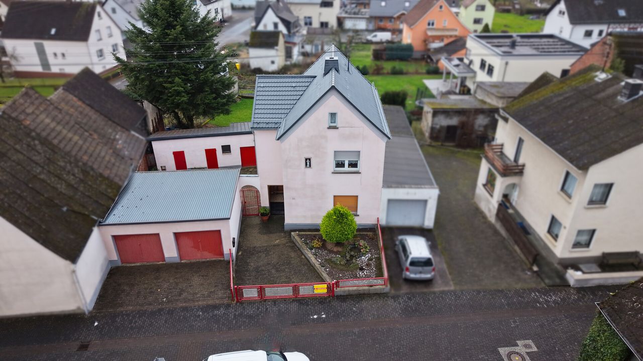 Gepflegtes Einfamilienhaus mit Doppelgarage und großem Grundstück in Hundsangen!