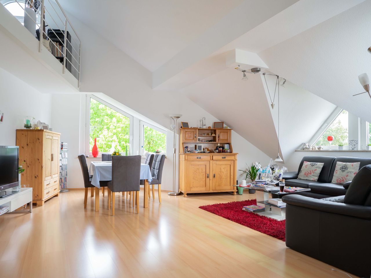 Schicke Maisonette-Wohnung mit Empore, Sonnenbalkon und Garage!