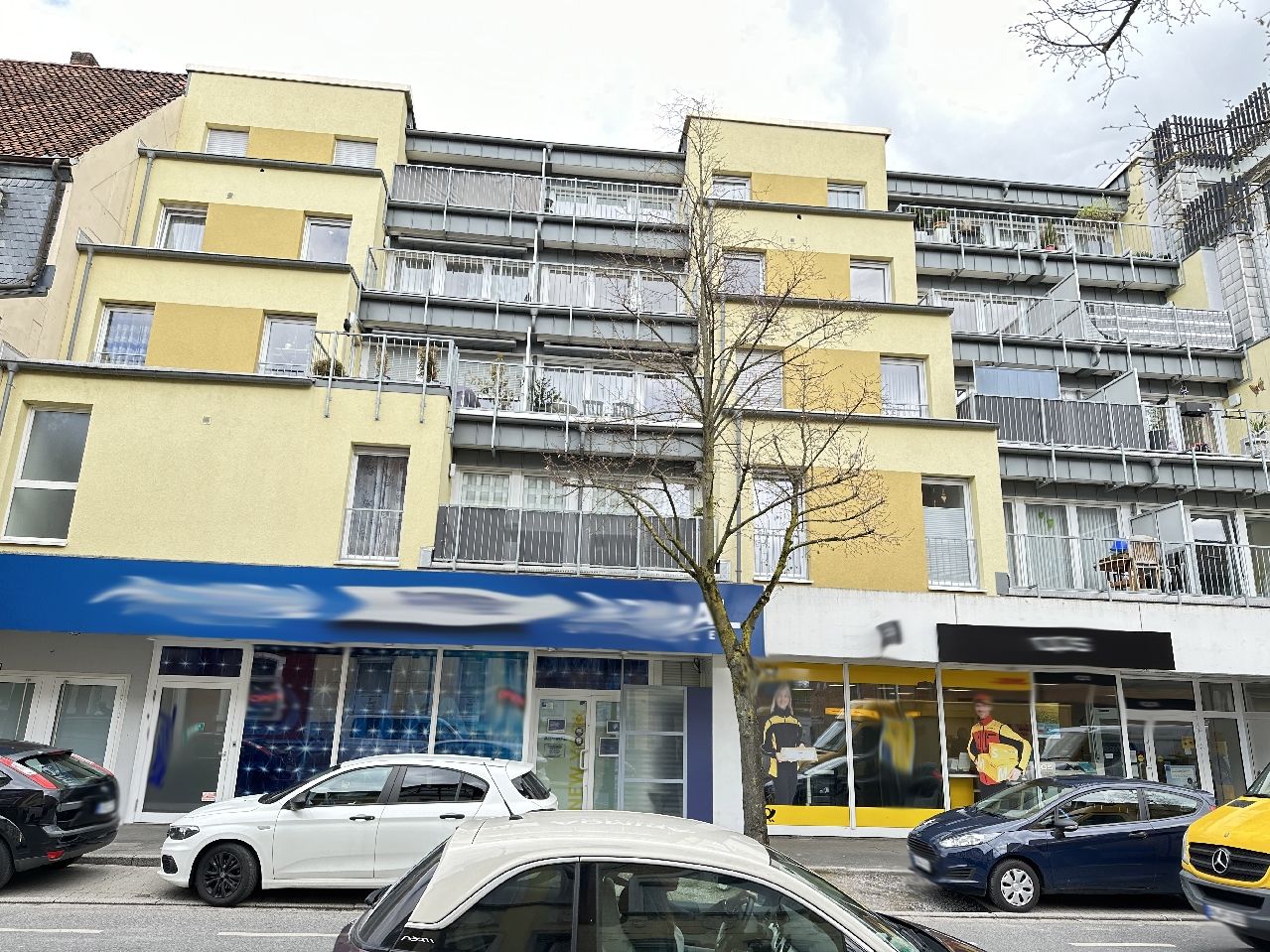 Wohnbereich mit Küche und Balkonzugang