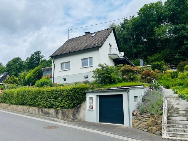 Freistehendes Einfamilienhaus mit Garten, 2 Garagen  und  Carport  Perfekt für kleine Familie oder Paar