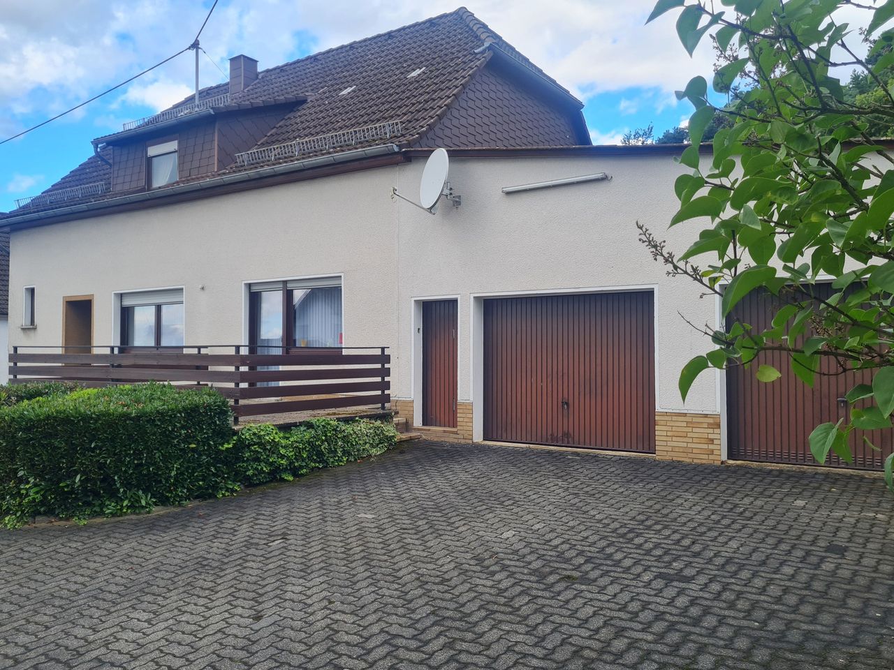 Solides Wohnhaus mit Ausbaupotenzial, Nebengebäuden, Garagen und großem Grundstück!