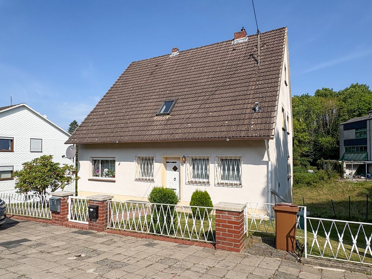 Solide Kapitalanlage mit Entwicklungspotenzial – Teilvermietetes Zweifamilienhaus in guter, zentraler Wohnlage von Hamm (Sieg)!