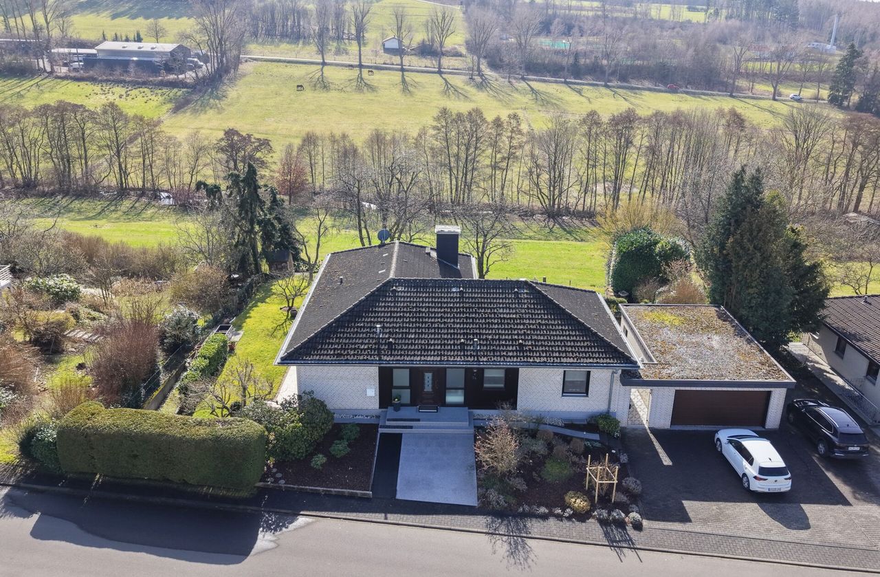 Hachenburg Stadtrand! Top gepflegtes + 2015 umfangreich modernisiertes Wohnhaus inkl. Weitblick!