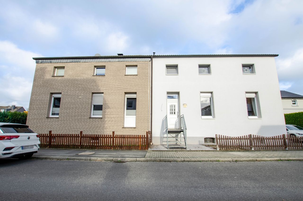 Zwei- bis Dreifamilienhaus mit Keller und Garten