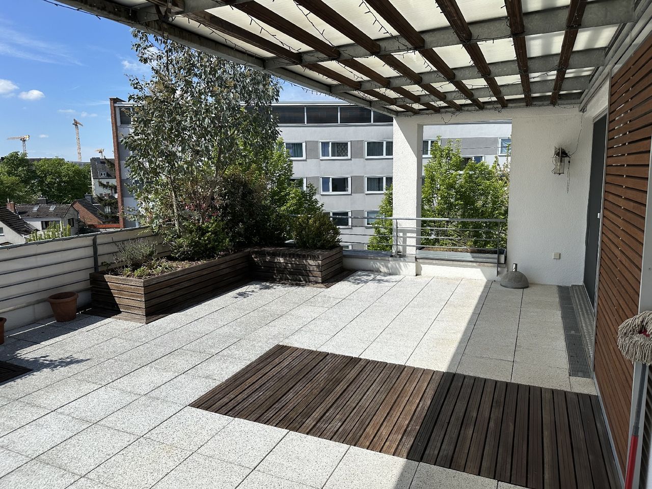 Düsseldorf-Lörick: Großzügiges Penthouse (5 Zimmer) mit Dachterrasse und Einbauküche!