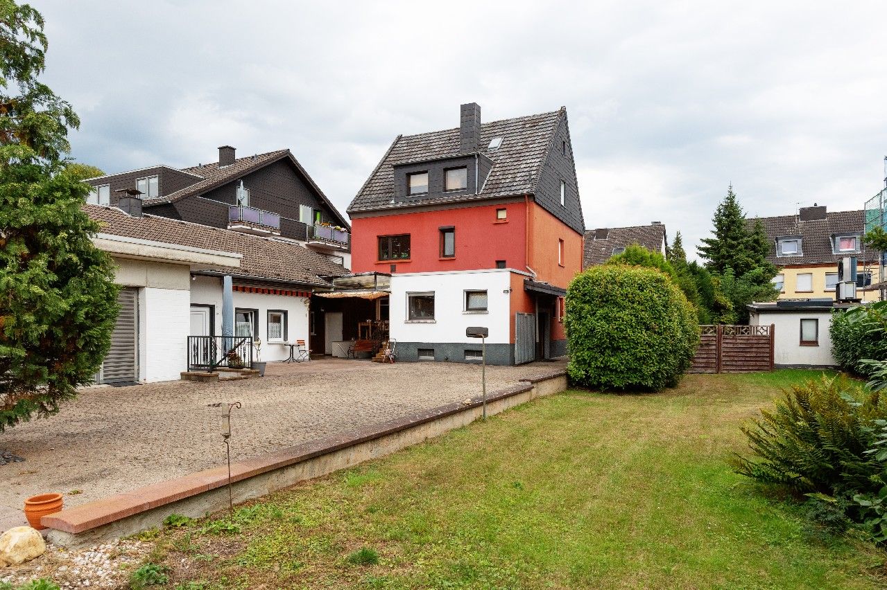 NEU: Großes 3-Familienhaus, Nebengebäude, Garagen in beliebter Schlebuscher Lage