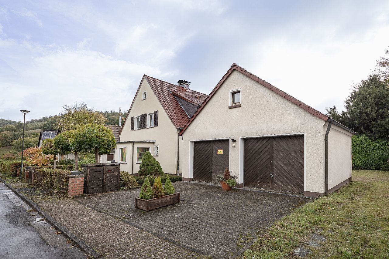 Platz für Wohnen, Arbeiten und Generationen: Freistehendes Zweifamilienhaus mit Doppelgarage