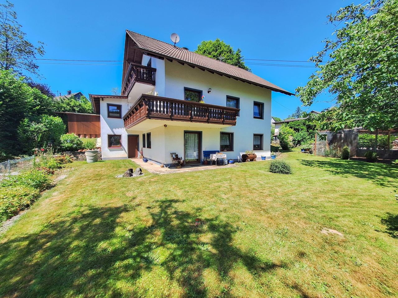 Familienidylle mit Potenzial: Gepflegtes Wohnhaus mit ELW und Garage auf tollem Grundstück!
