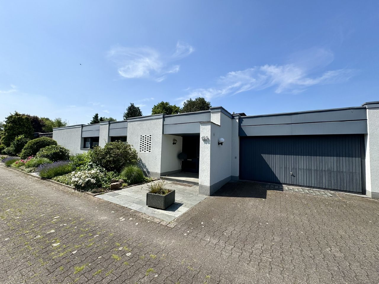 Großzügiger Bungalow mit Einliegerwohnung und traumhaftem Garten in Resse!