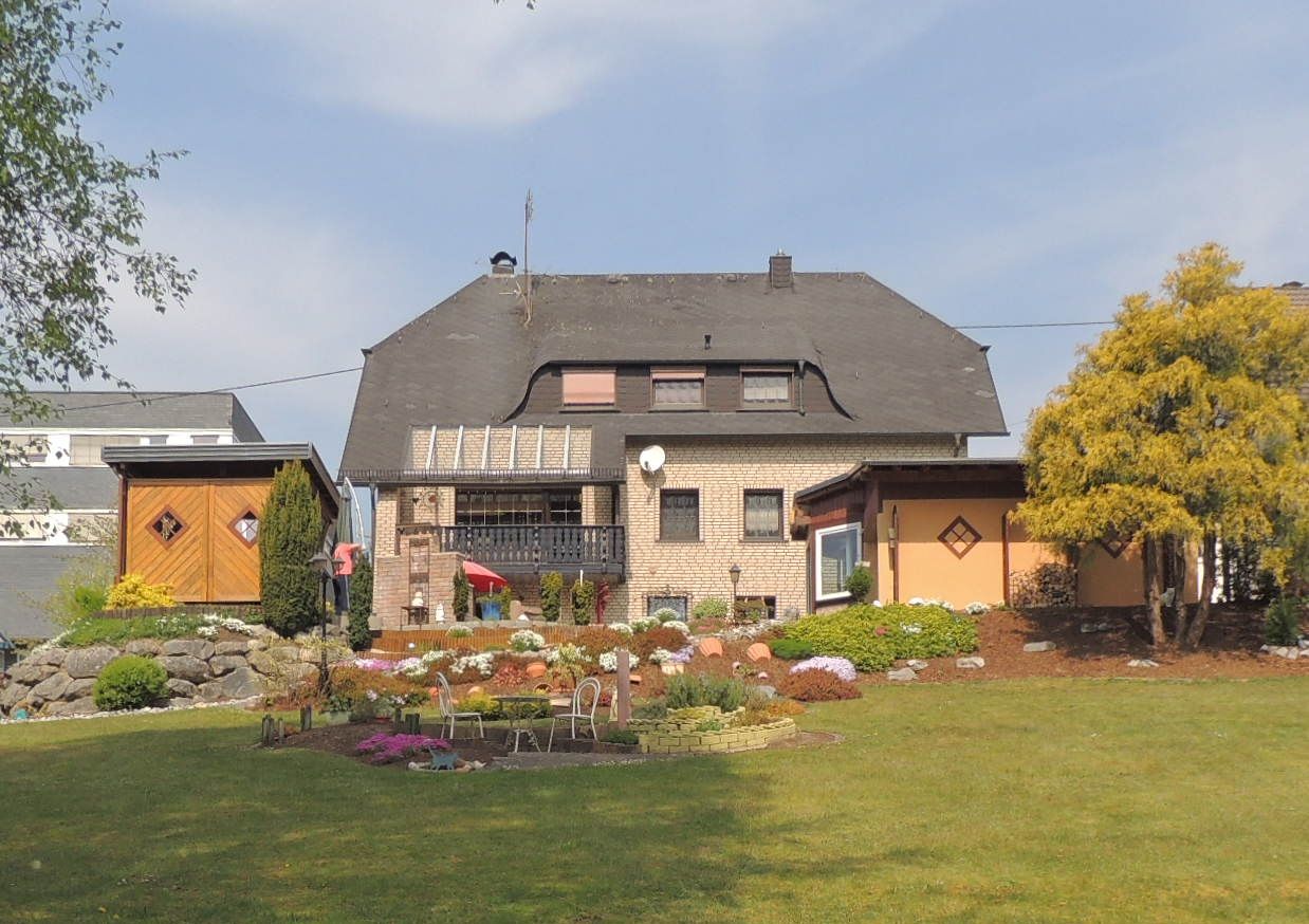 Top gepflegtes Einfamilienhaus mit einer herrlichen Gartenlandschaft, am Waldrand gelegen!