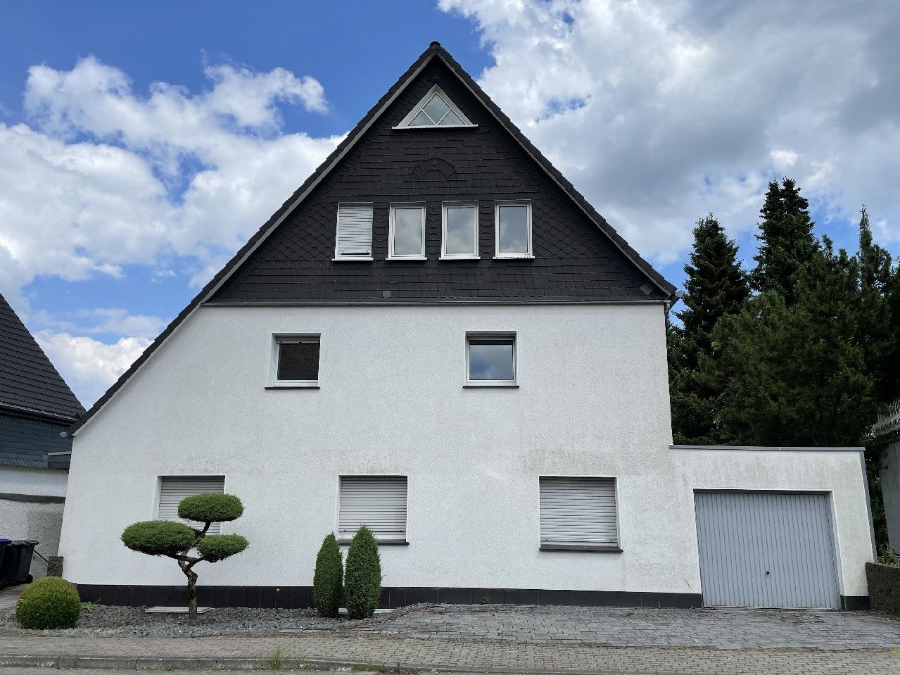 Straßenansicht Eingang