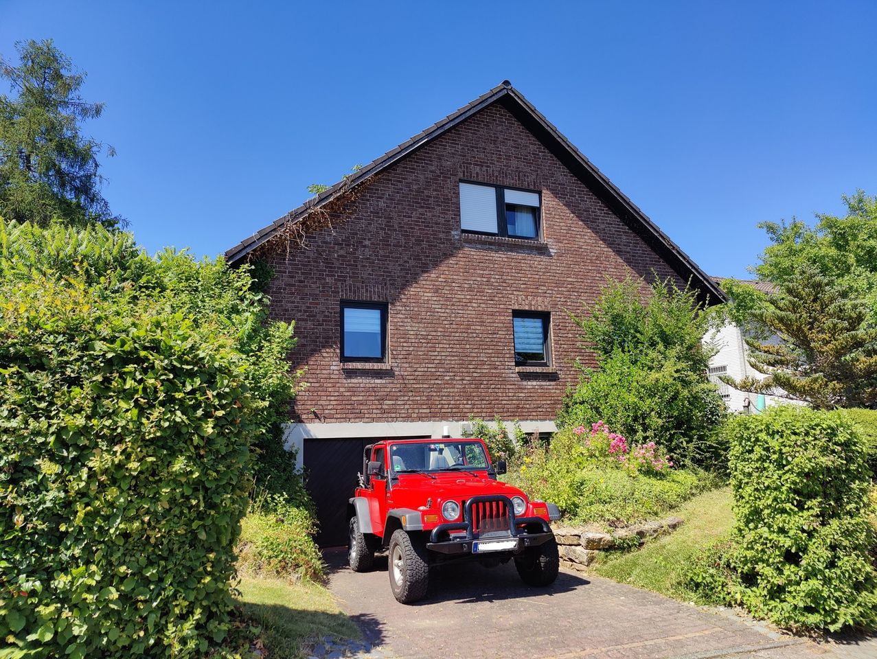 Verklinkertes Einfamilienhaus in Flammersfeld auf großem Grundstück mit separatem Bauplatz!