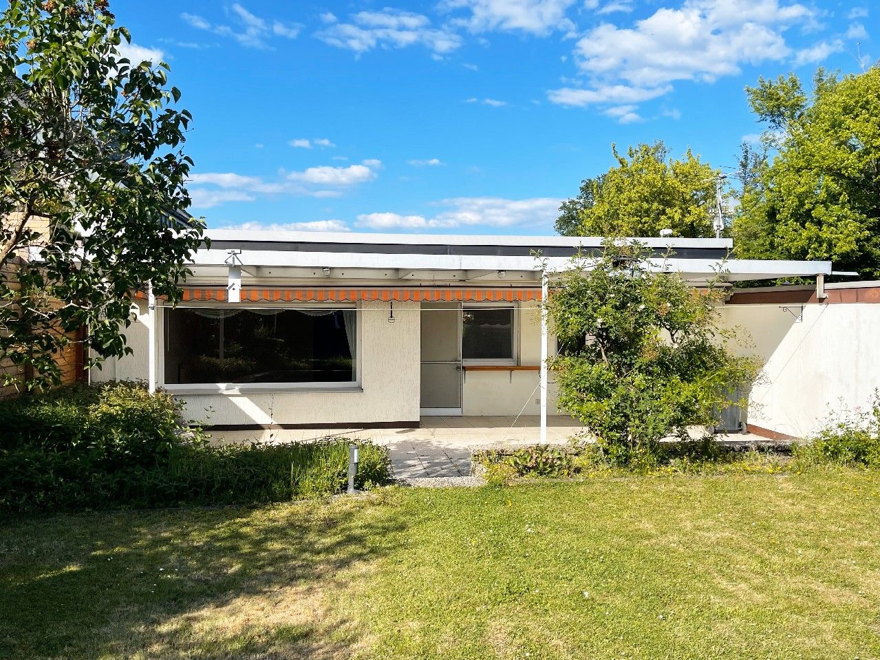 Wohnen auf einer Ebene – Bungalow mit ca. 157 m² Wfl. und Garten im Grünen