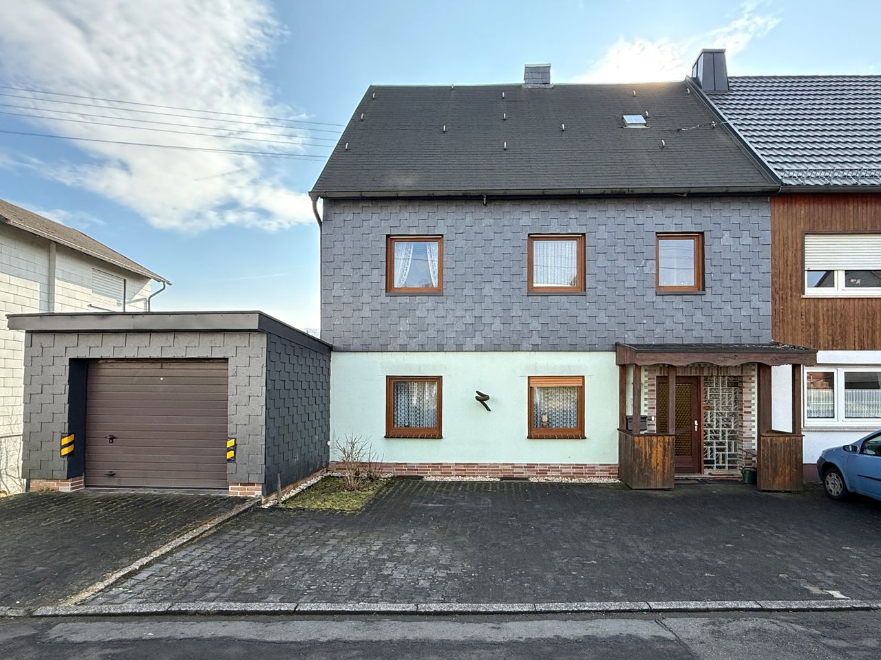 Garage mit elektrischem Tor