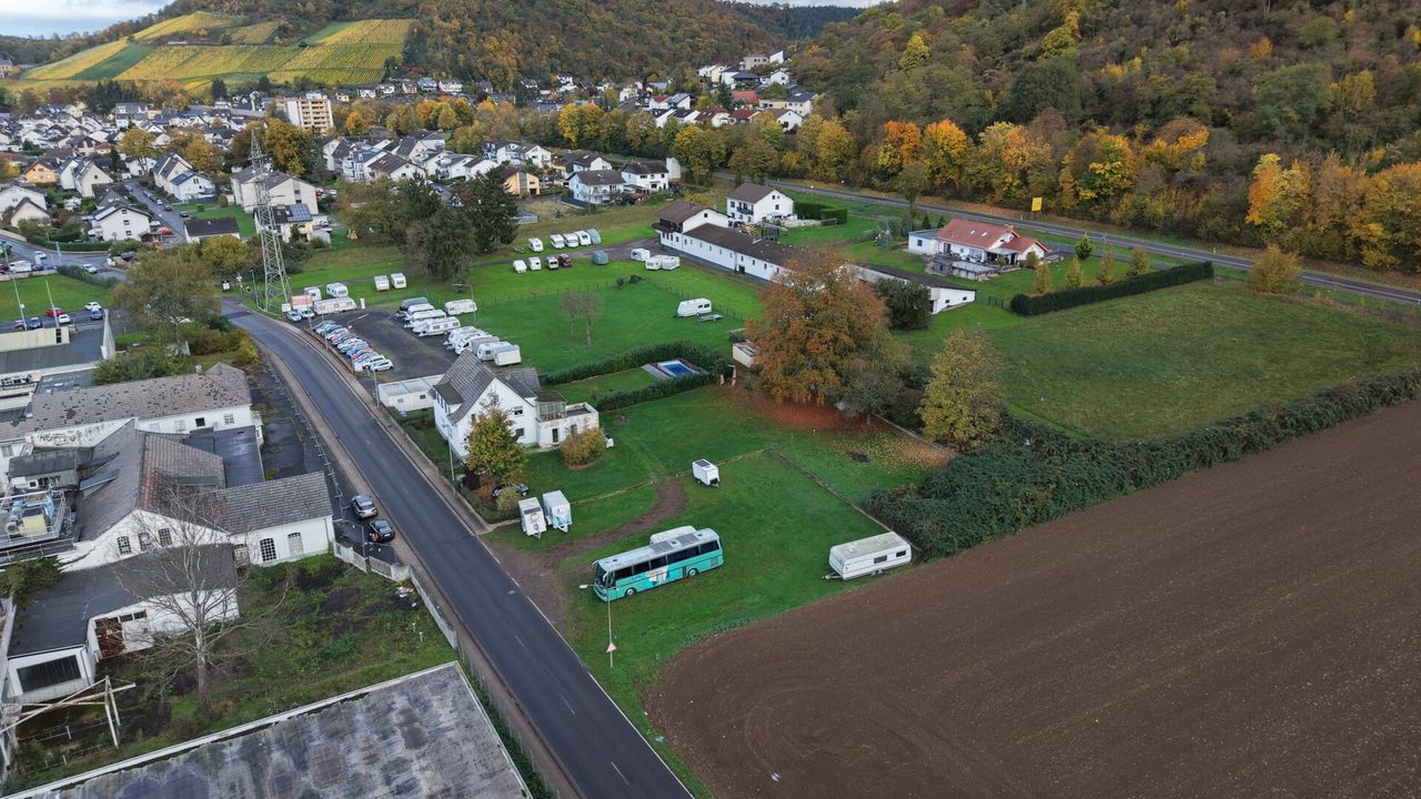 Vielseitig verwendbares Gewerbegrundstück mit angrenzendem Wohnhaus (vermietet)!