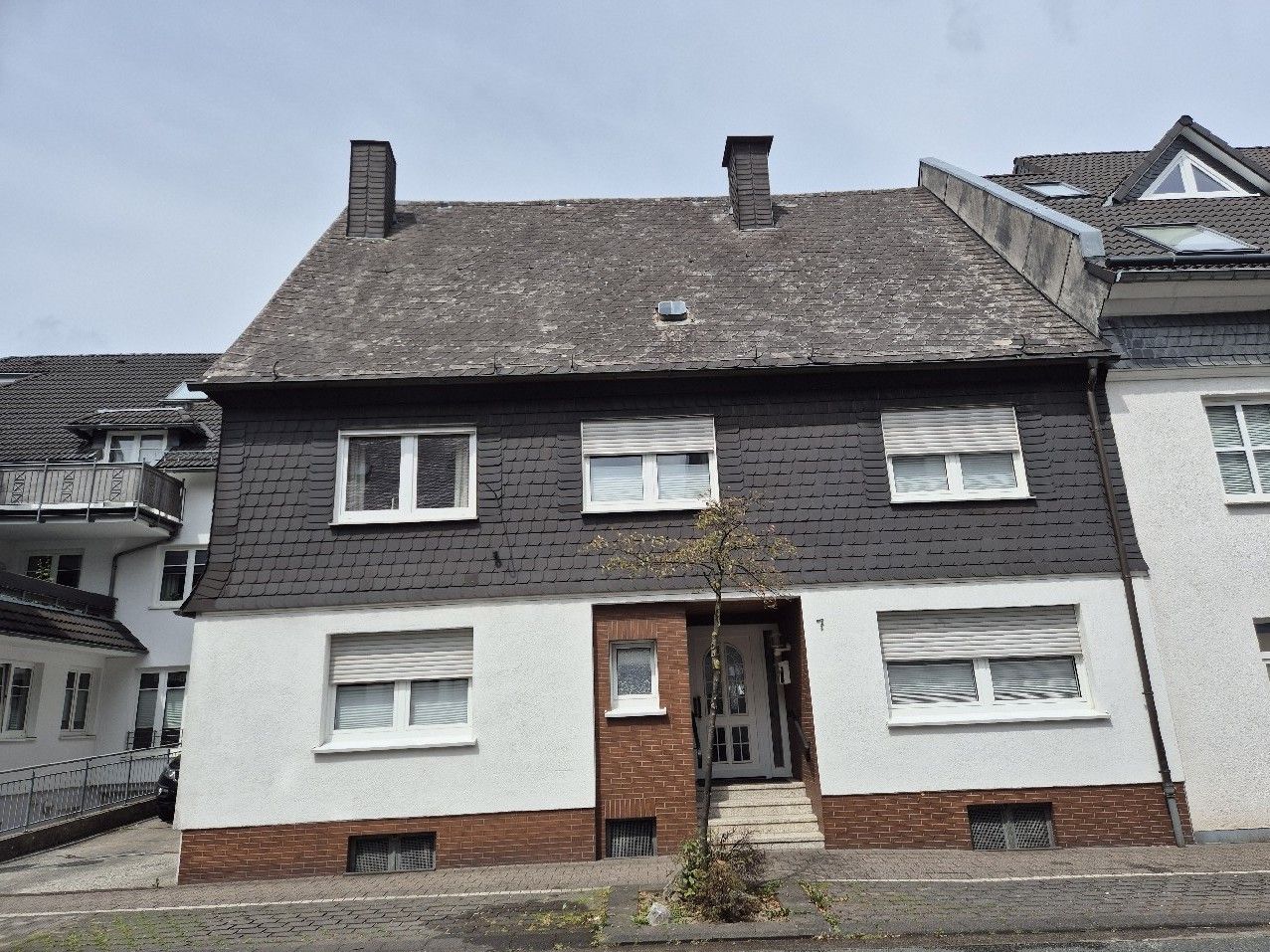 Ansicht mit Garage