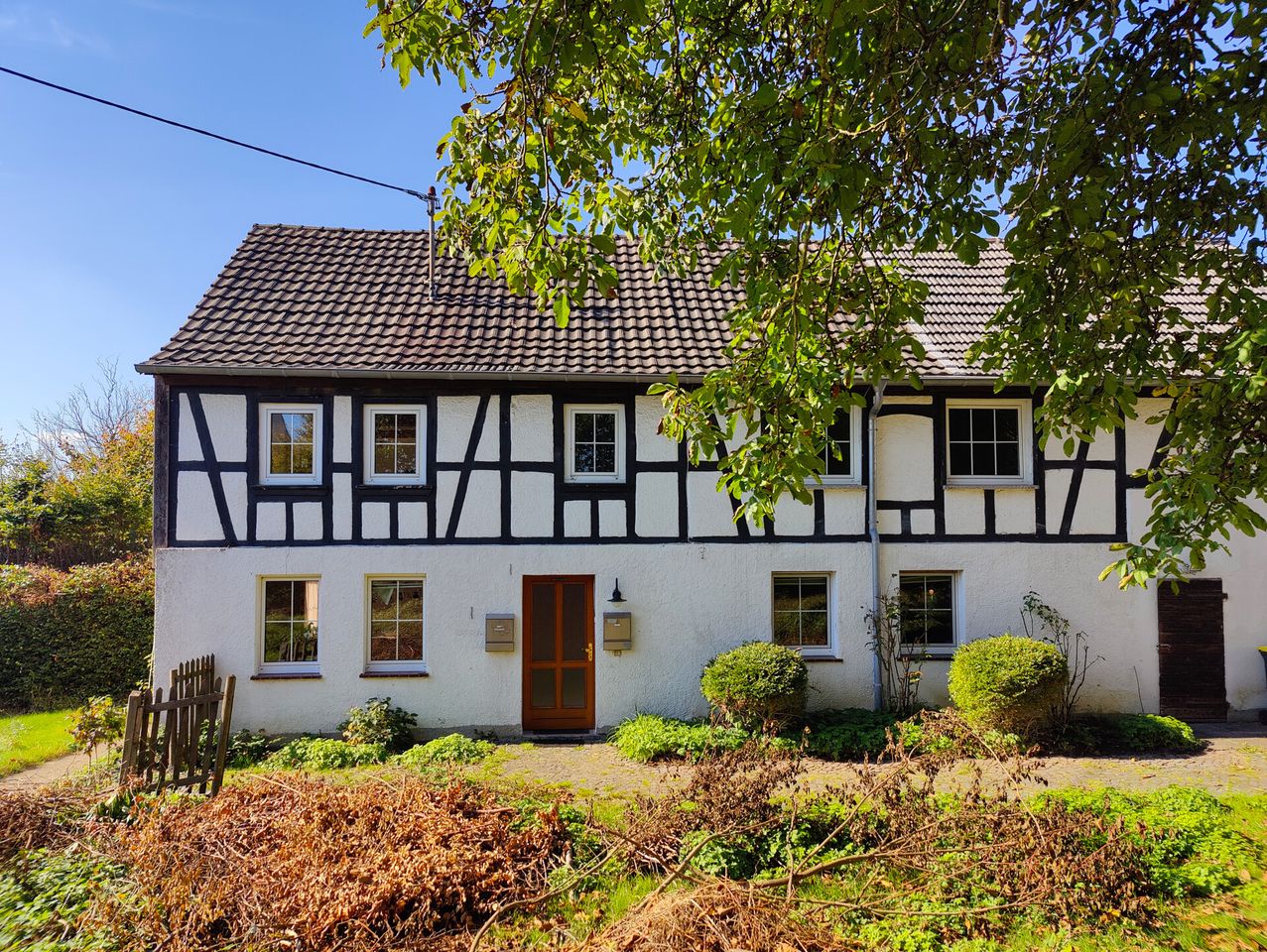 Zweifamilienhaus mit vermieteter EG-Wohnung auf großem Grundstück nahe Flammersfeld!