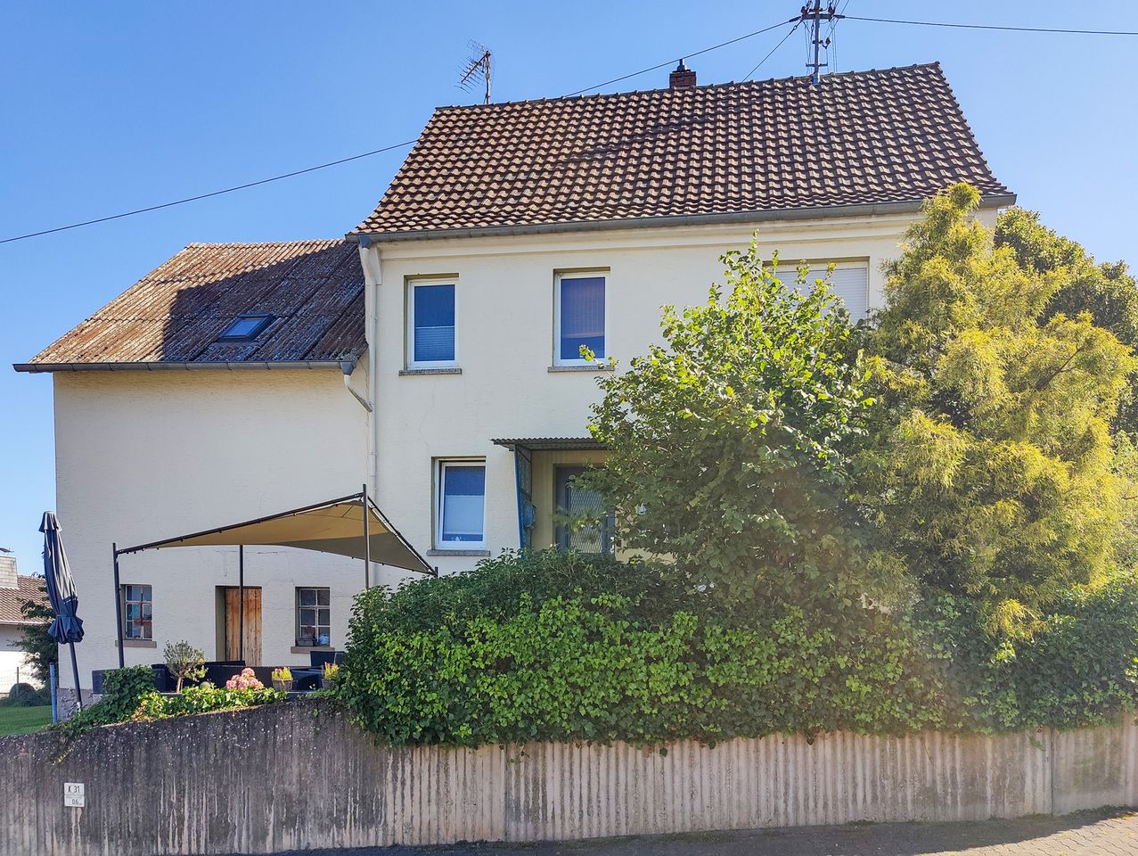 Vermietetes Einfamilienhaus nahe Altenkirchen. Zusätzlicher Bauplatz möglich!