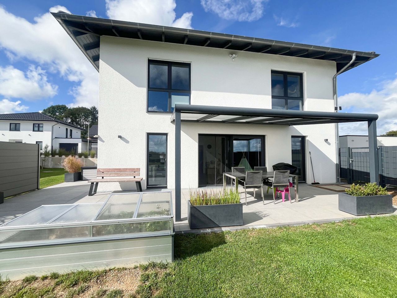 Modernes Einfamilienhaus (KfW-Effizienzhaus 40+) mit Garten, Aussicht und nachhaltiger Haustechnik