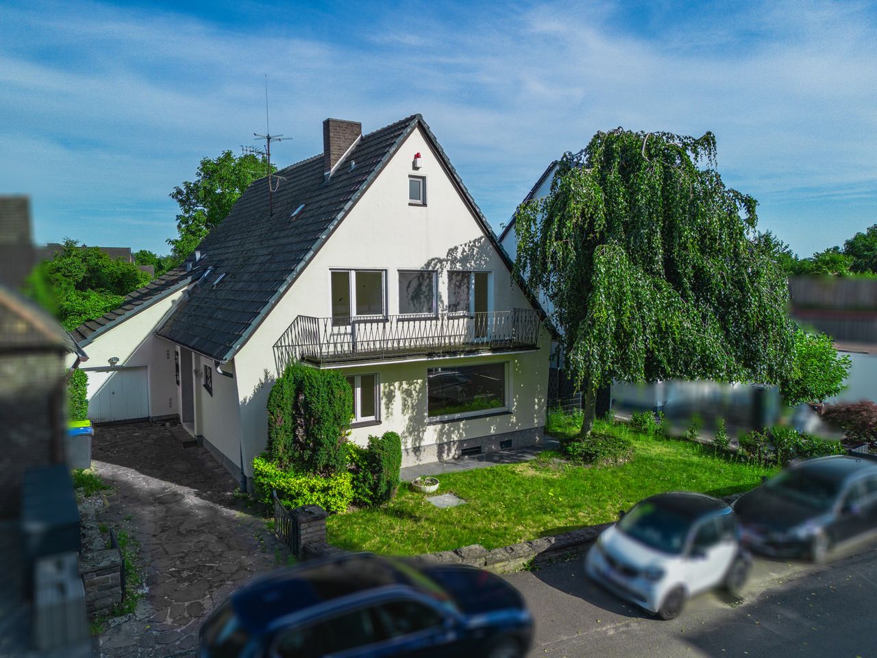 Großzügiges Einfamilienhaus in Köln mit Rheinblick, Gartenidylle und Entwicklungspotential